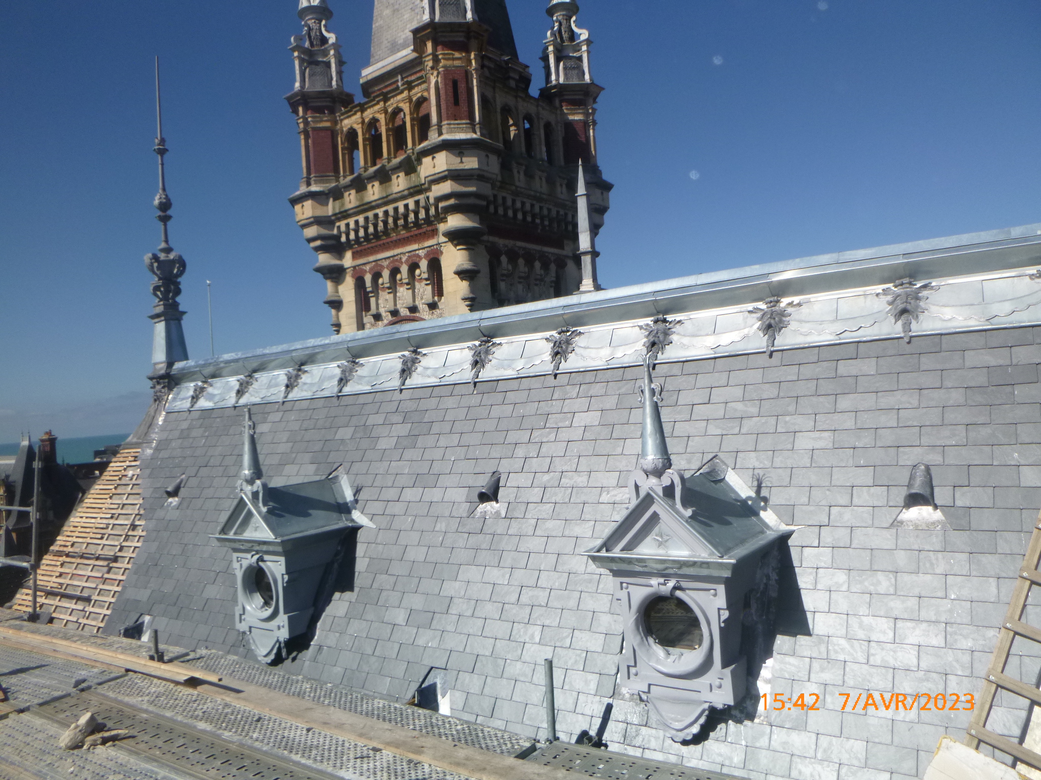 Entretien de chéneaux : pourquoi c’est indispensable pour votre toiture